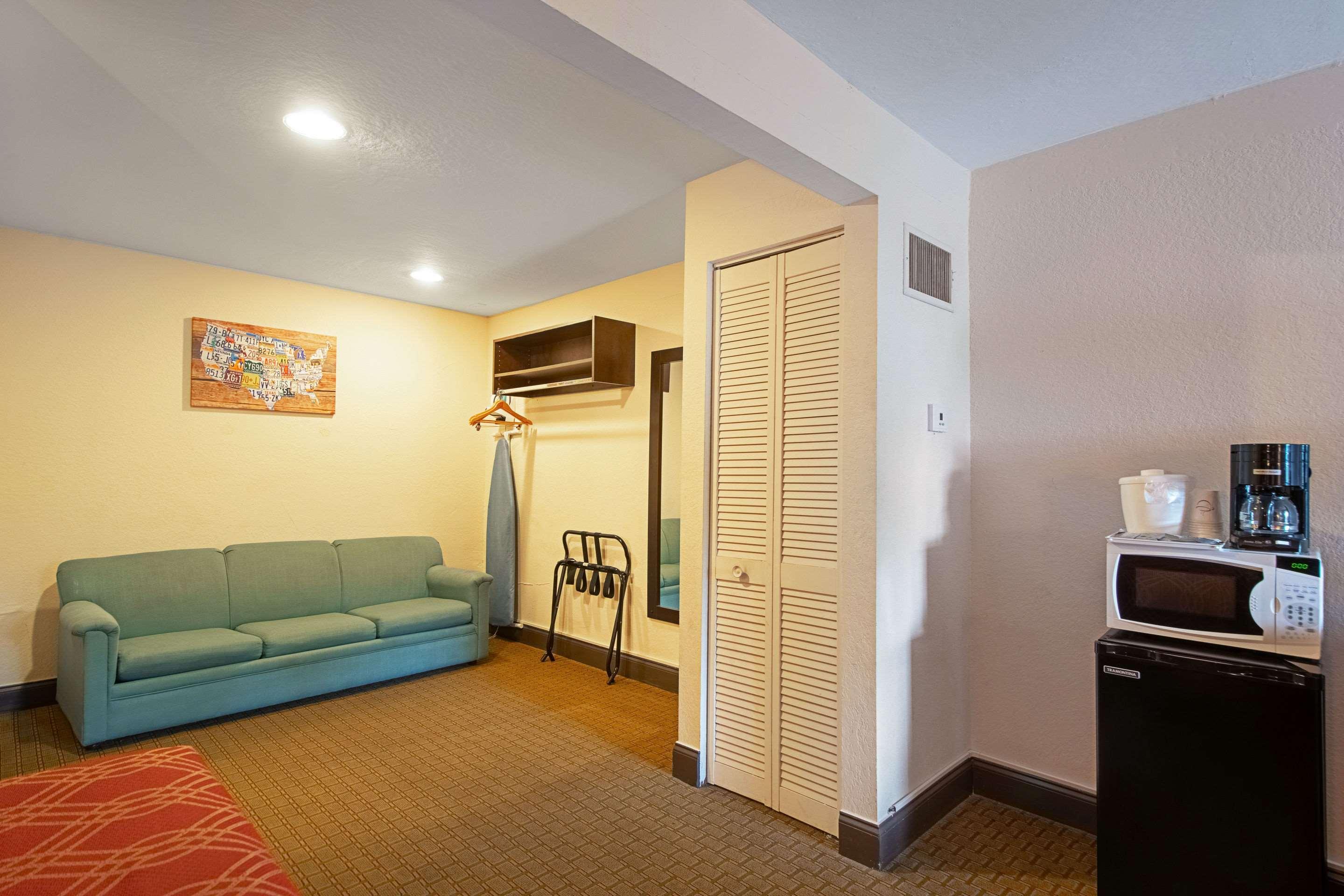 Ramada Limited Clearwater Hotel And Suites Exterior foto