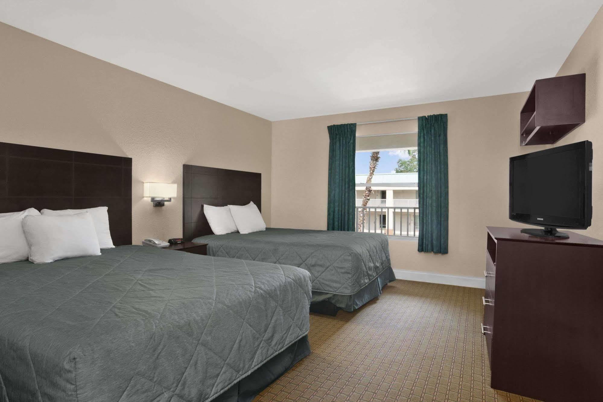 Ramada Limited Clearwater Hotel And Suites Exterior foto