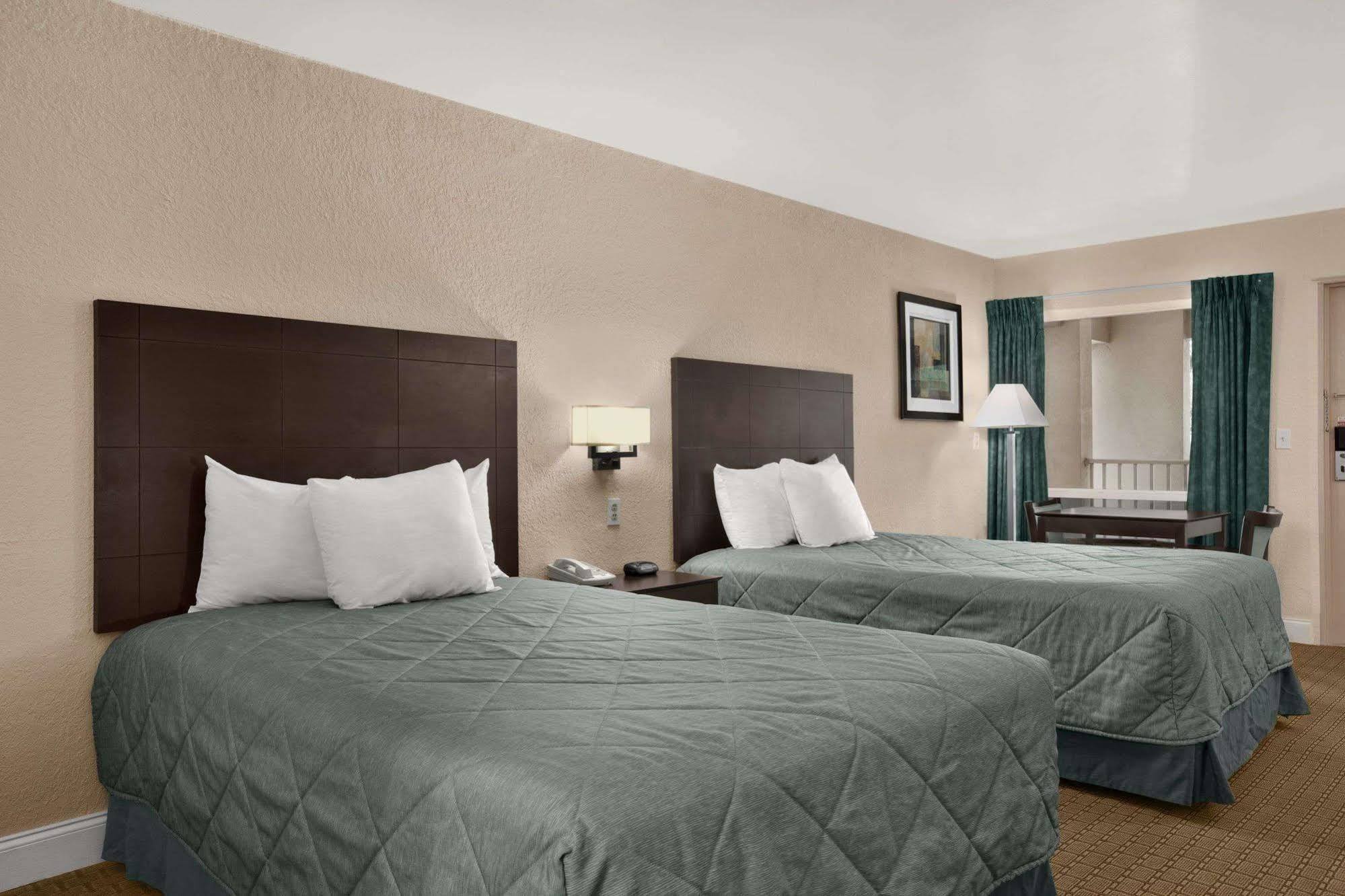 Ramada Limited Clearwater Hotel And Suites Exterior foto